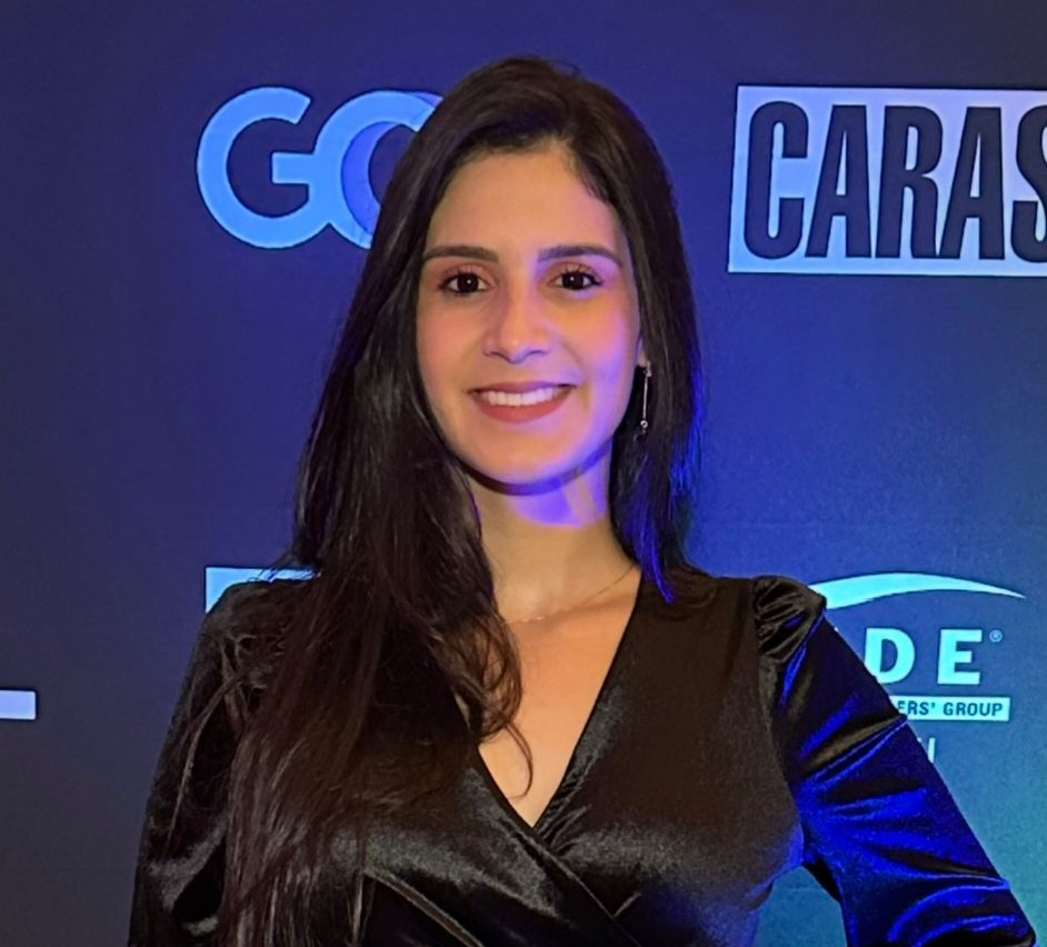 Consultoria de Alto Impacto: A Atuação Internacional de Débora Rodrigues