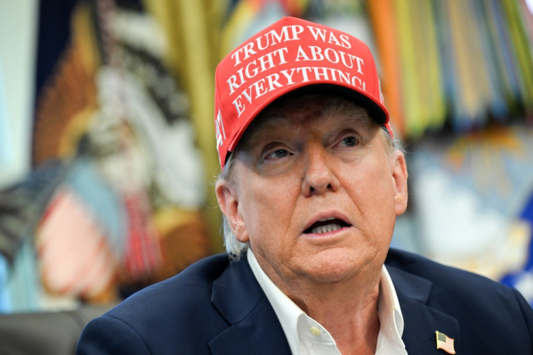 Trump quebra o silêncio e faz mais de 40 postagens em rede social após especulações sobre sua saúde.