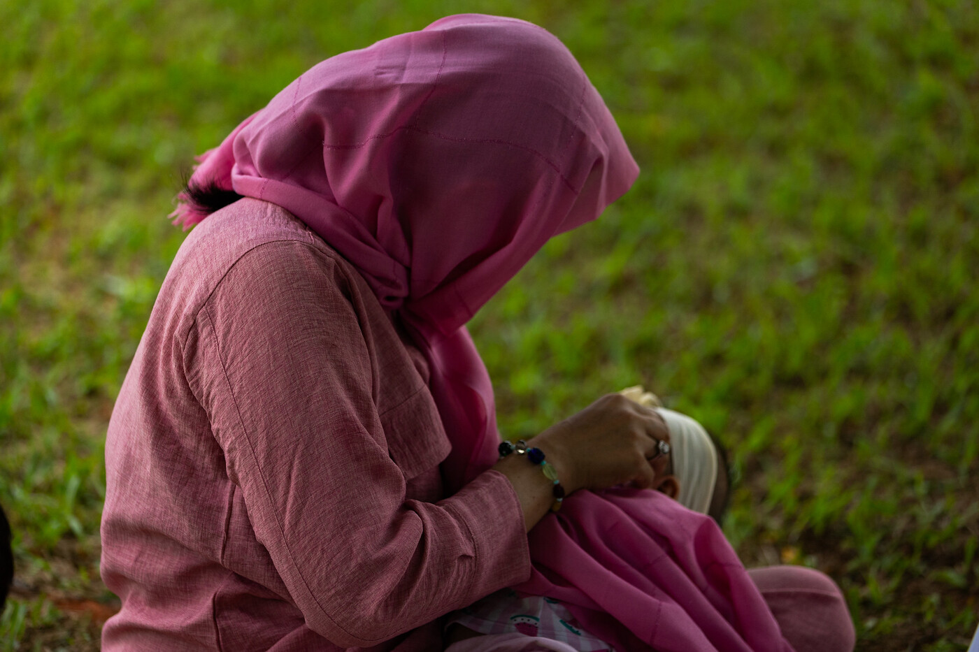 Família afegã deportada por Trump tenta recomeçar no Brasil com bebê