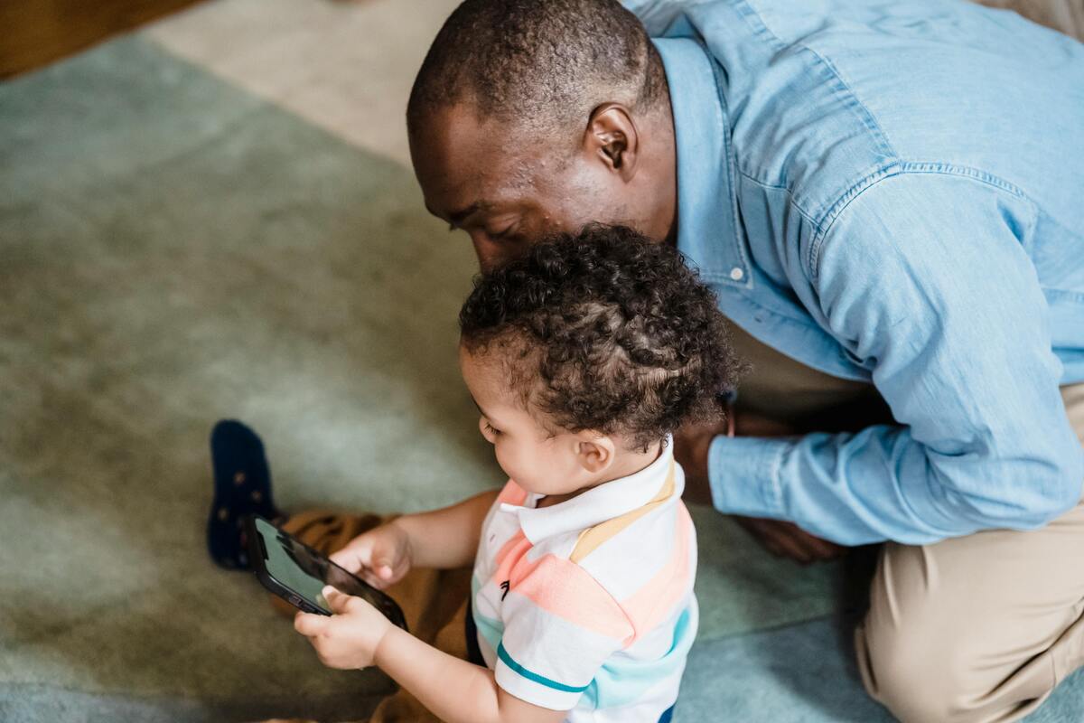 Pais ainda enfrentam desafios para proteger filhos online, mesmo após 3 meses da Lei Felca