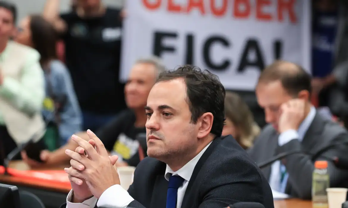 Deputado Glauber Braga é punido com suspensão de 6 meses após decisão na Câmara dos Deputados