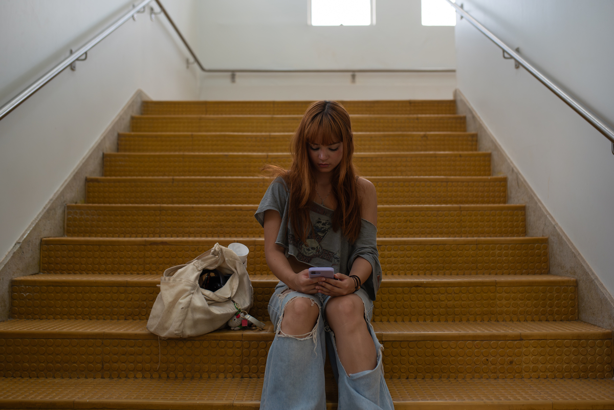 Vítimas de compartilhamento de imagens íntimas sofrem com exploração digital enquanto plataformas se beneficiam: “Foi uma violação”