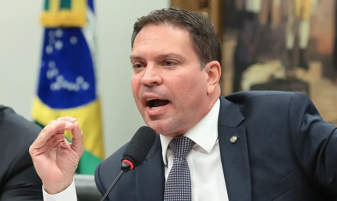 Foragido no Brasil, Alexandre Ramagem cria empresa nos Estados Unidos