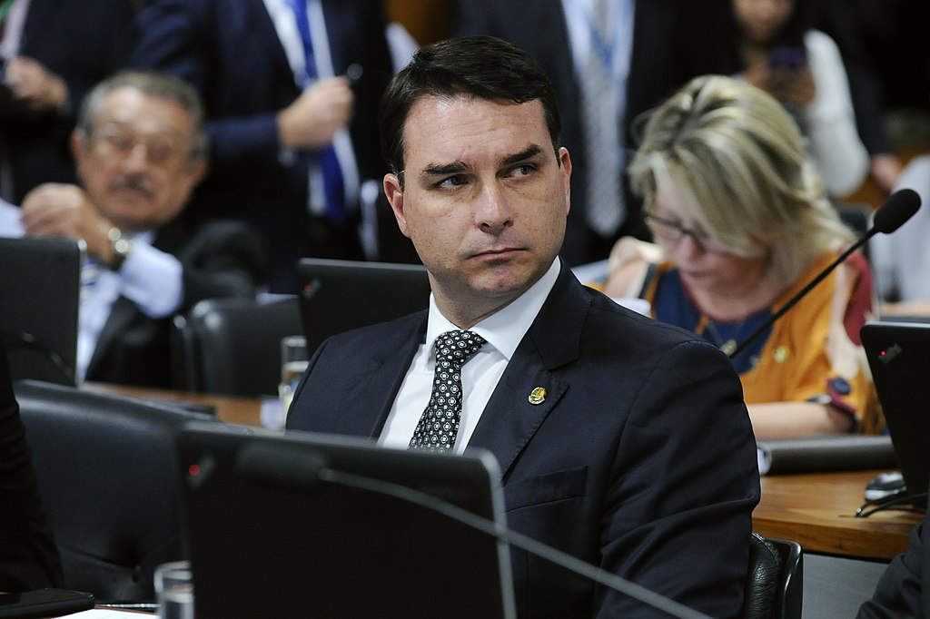 Flávio Bolsonaro faz discurso nos EUA voltado apenas para seus apoiadores