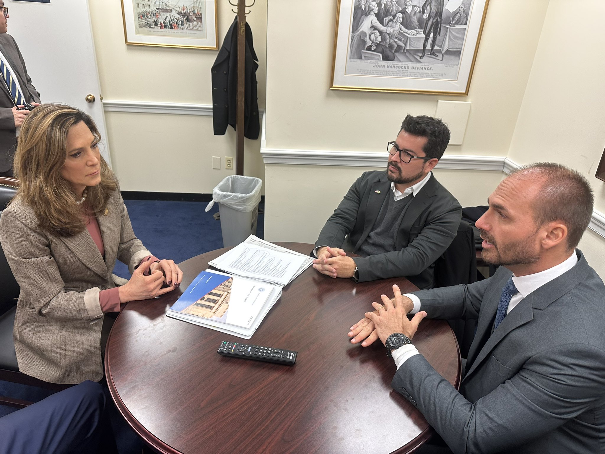 Paulo Figueiredo contribui com R$ 54 mil para deputada americana que apresentou projeto contra Moraes
