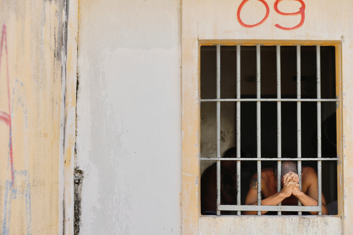 Famílias de detentos desembolsam R$ 4 bilhões anuais em visitas devido a limitações no auxílio-reclusão