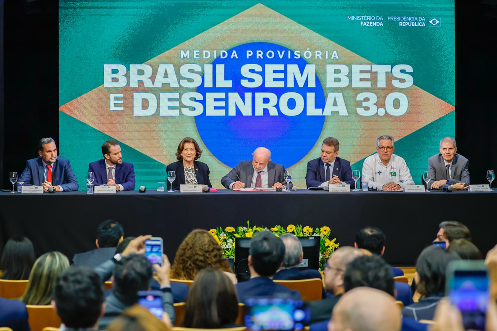 Lula veta apostas e menciona história de mãe que perdeu o filho devido ao vício em jogos ao sancionar nova lei