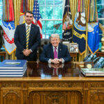 Flávio e o Efeito Trump: Possíveis Similaridades entre sua Gestão e a Presidência Americana